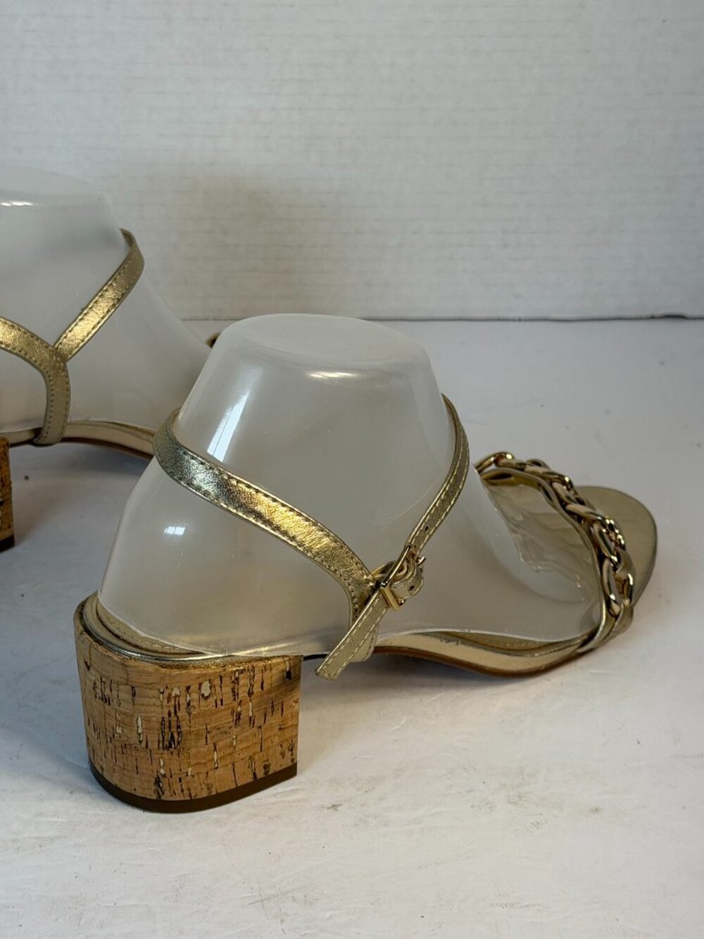 Women's size 8 Golden sandals - Picture 11 of 16